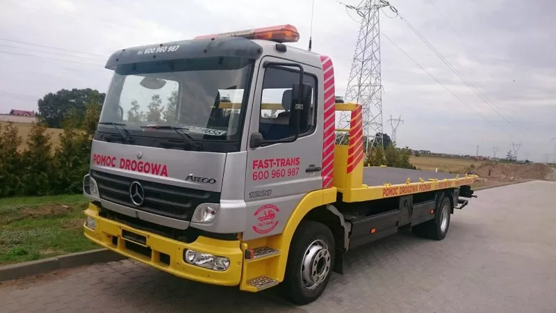 Mercedes benz z holownikami.