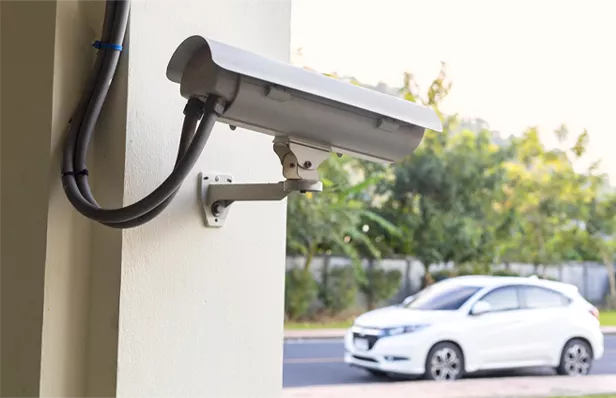 kamera monitoringu skierowana na parking