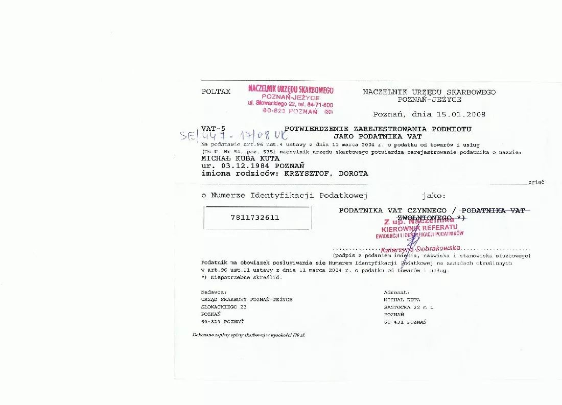 Dokumenty z czerwono-białym stemplem.