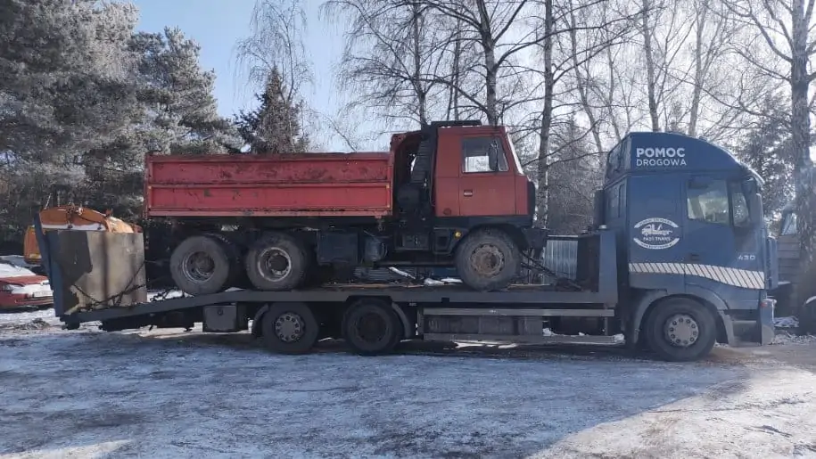 transport auta ciężarowego