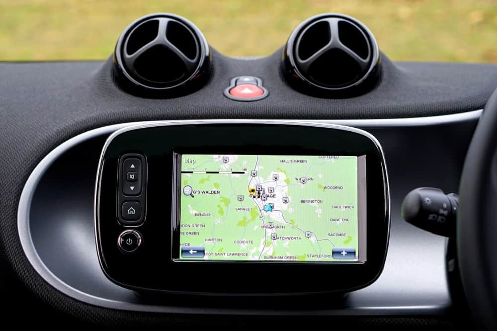 Samochód z GPS w desce rozdzielczej.