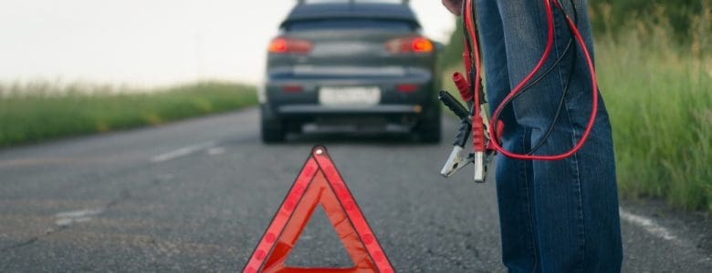 kierowca z kablami rozruchowymi