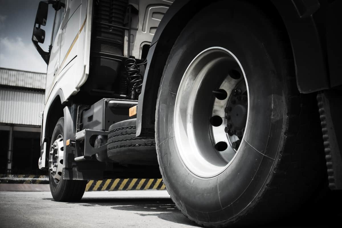 auto ciężarowe - widok z boku