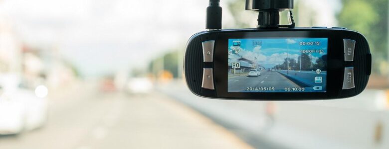 wideorejestrator na przedniej szybie auta