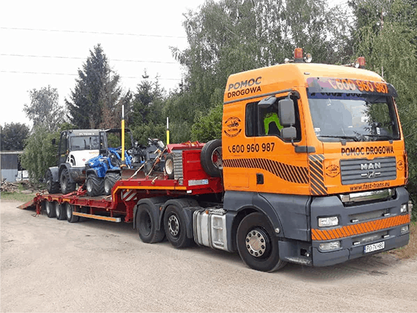 naczepa niskopodwoziowa z maszynami