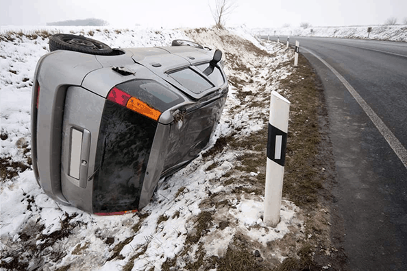 przewrócone auto w rowie